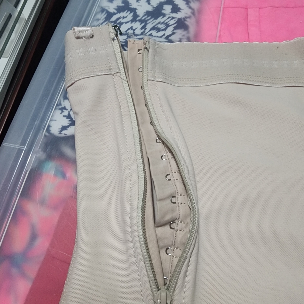 VEUC Lipo Post-Op High-waisted Side zip Compression Garment w/Booty Detailing - Picture 6 of 14